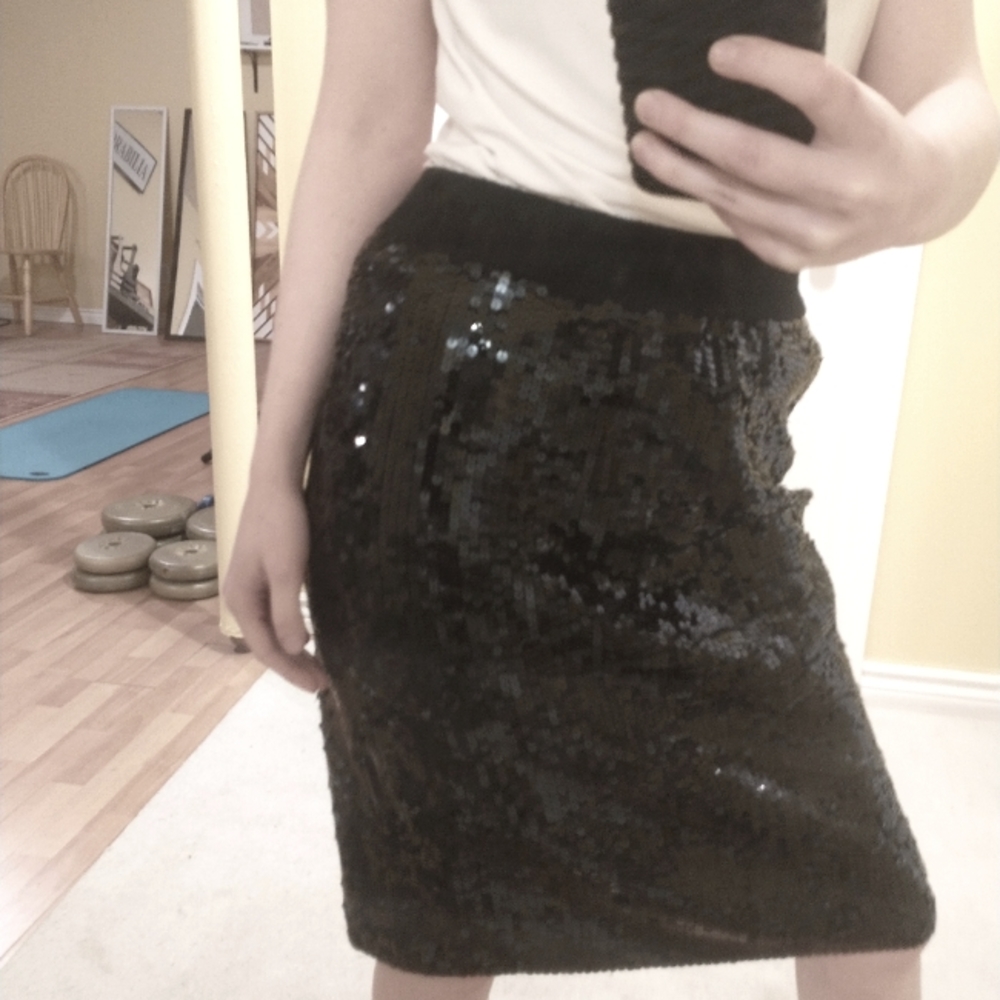Black, Sequence skirt